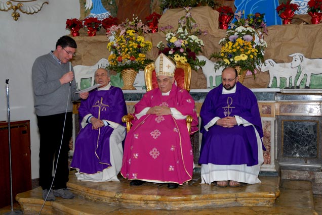 Un momento della celebrazione con il cardinale Romeo