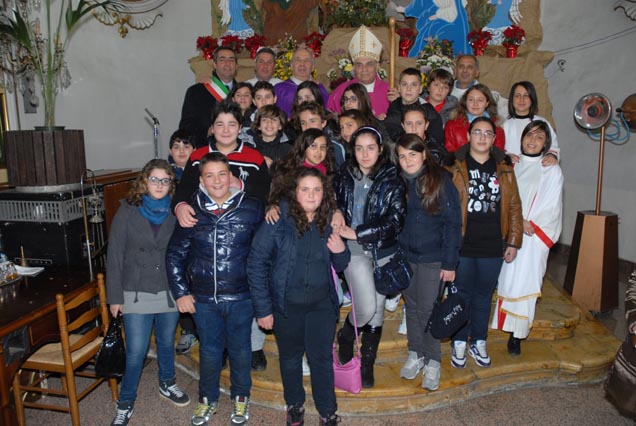 Il cardinale con i prossimi cresimandi